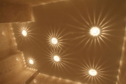 глянцевый потолок с необычными светильниками
